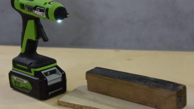 аккумуляторный клеевой пистолет Greenworks с бруском и фанерой